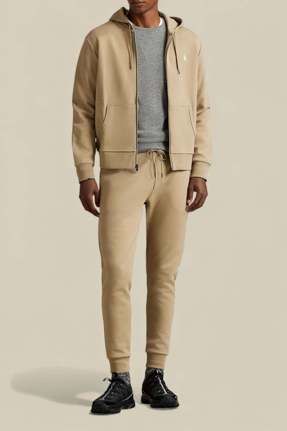 תמונת כל הלוק של סווטשירט קפוצ'ון